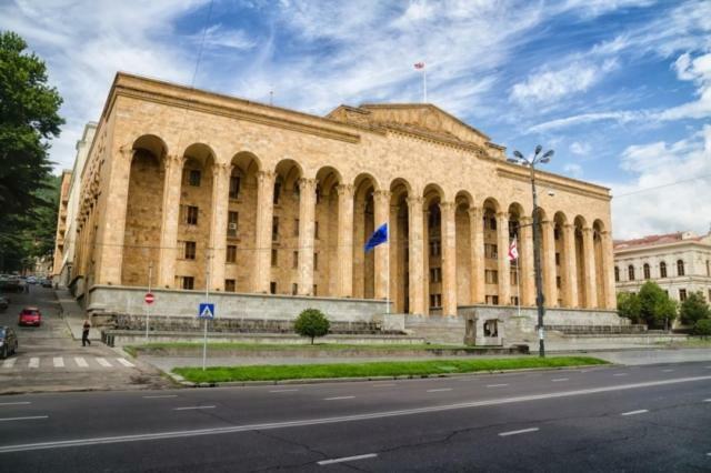 Parliament On Rustaveli Studio Тбілісі Екстер'єр фото
